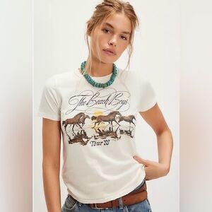 Junk Food Graphic 'Tour '88' Horse Print Tee in Cream size Medium